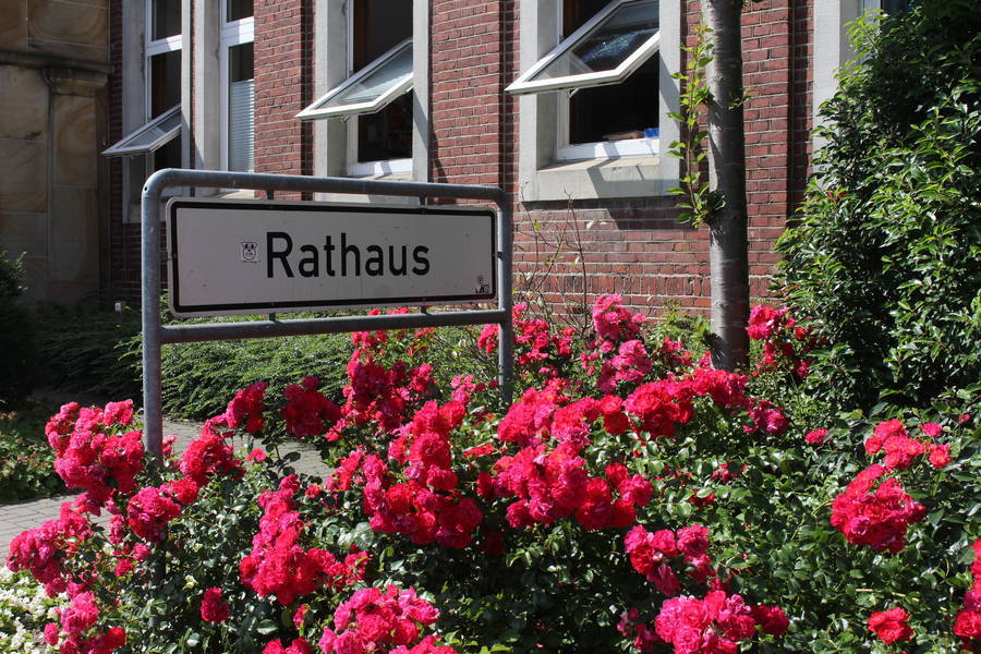 Rathaus mit Schild vor dem Eingang