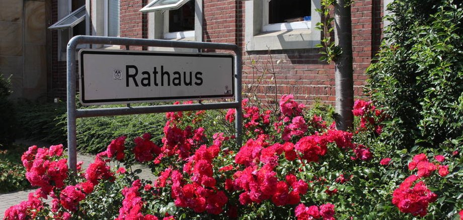 Rathaus mit Schild vor dem Eingang