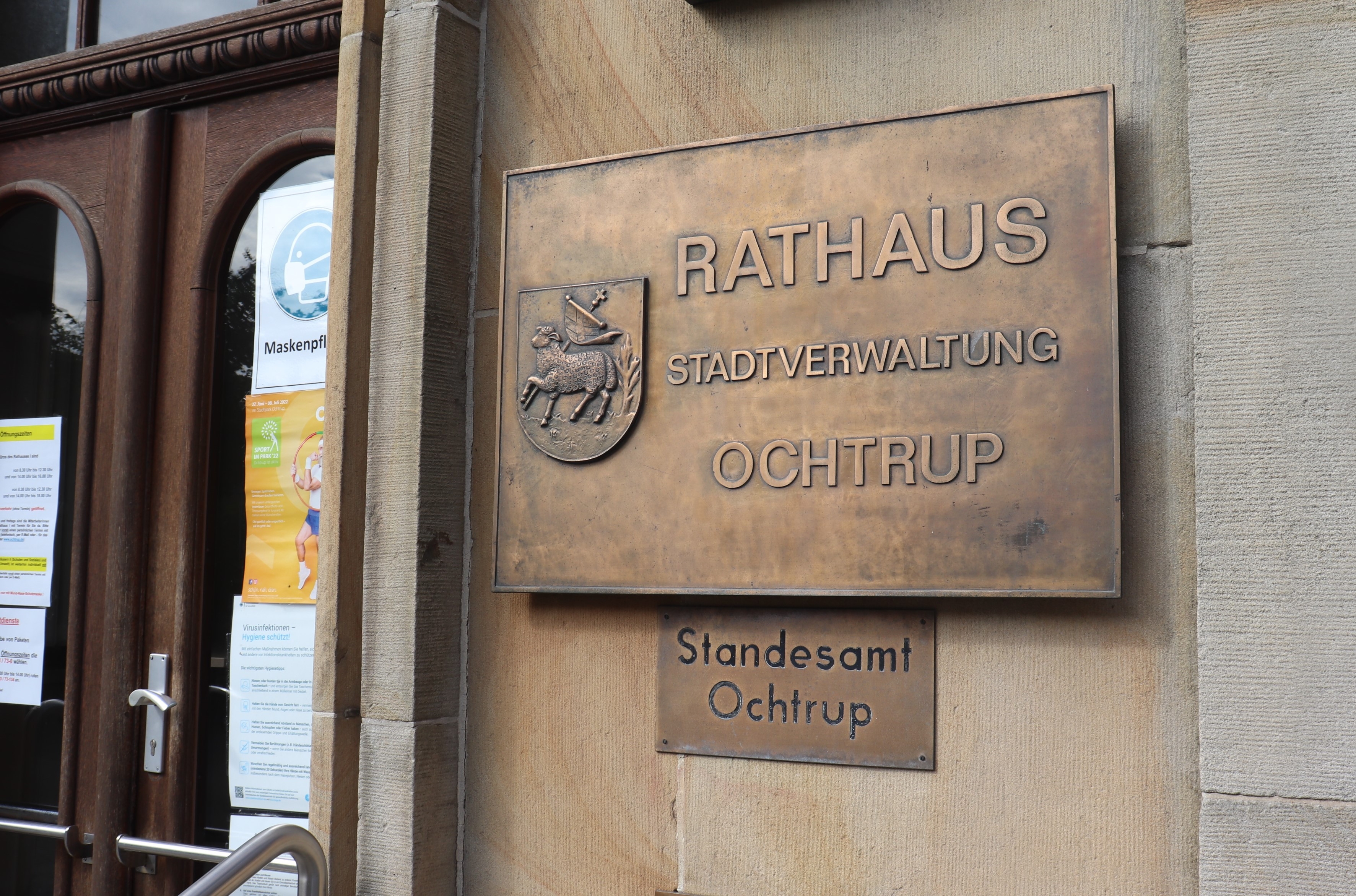 Messingschild neben der Rathaustür mit der Aufschrift: Rathaus, Verwaltung und Standesamt Ochtrup