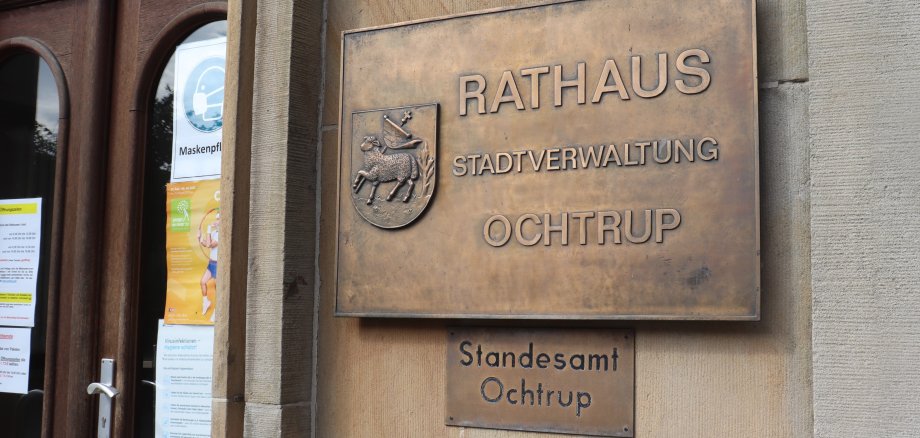 Messingschild neben der Rathaustür mit der Aufschrift: Rathaus, Verwaltung und Standesamt Ochtrup