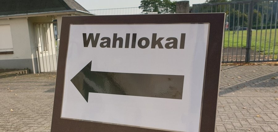 Hinweissschild zum Wahllokal