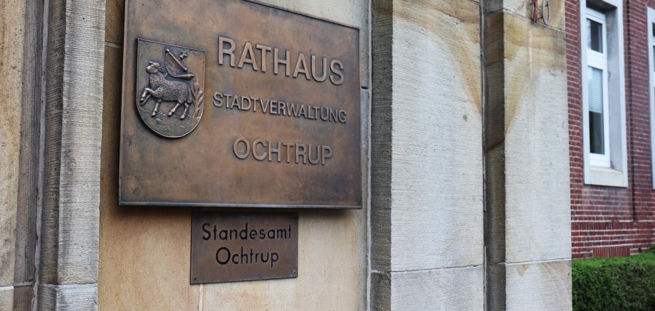 Sie sehen: das Schild der Stadtverwaltung am Rathauseingang