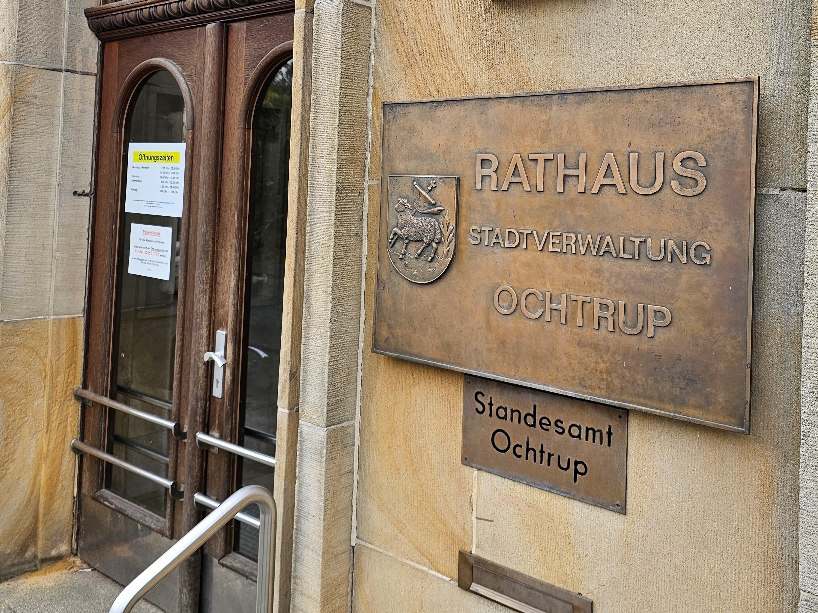 Sie sehen: das Schild der Stadtverwaltung am Rathauseingang