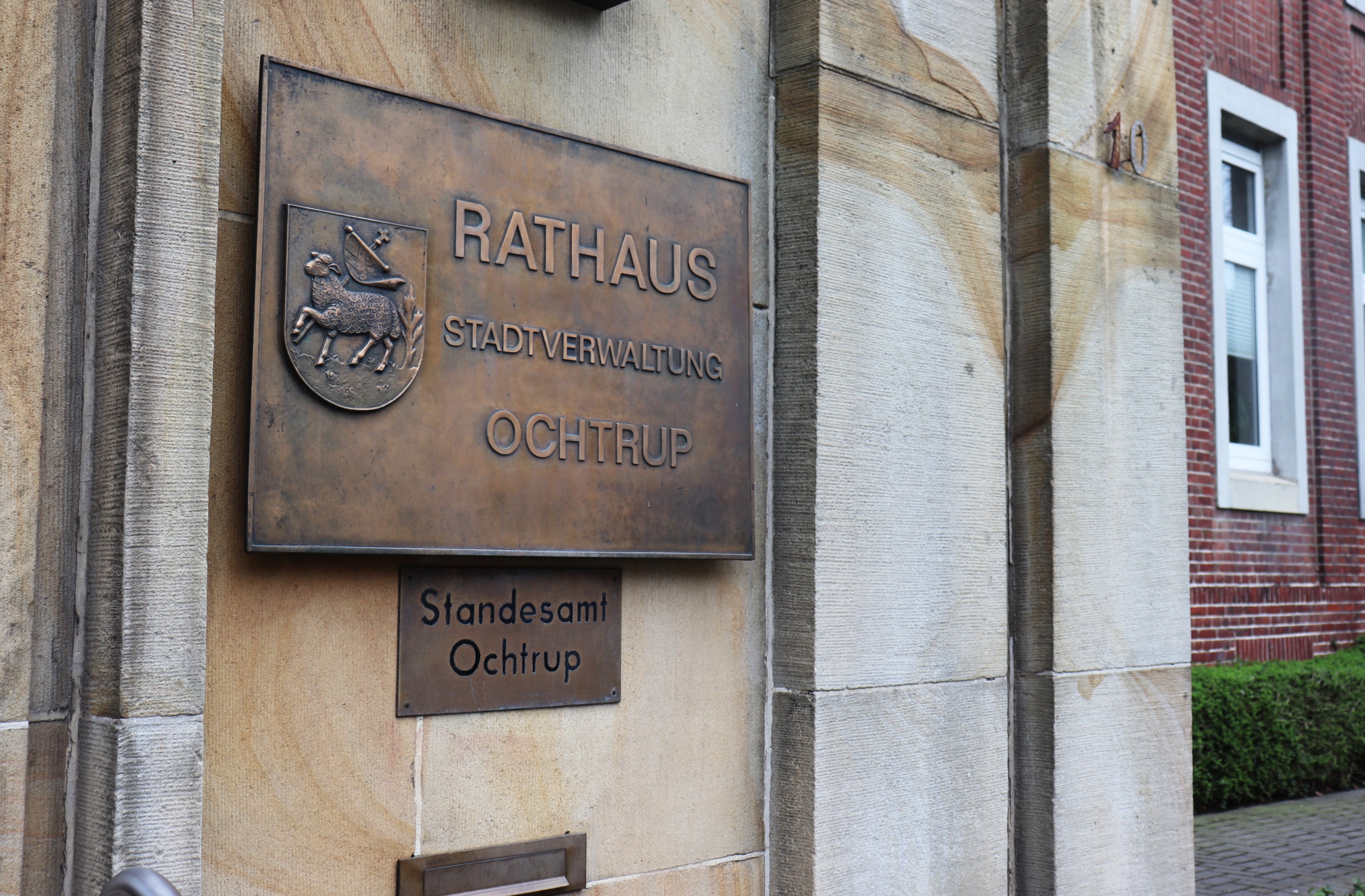 Sie sehen: das Schild der Stadtverwaltung am Rathauseingang