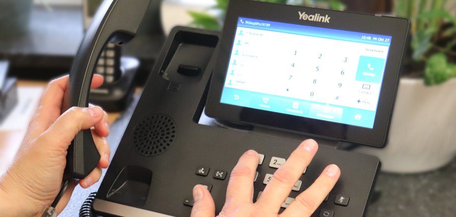 Sie sehen: Telefonanlage mit Hand