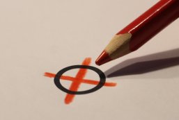 Wahlkreuzchen mit rotem Stift