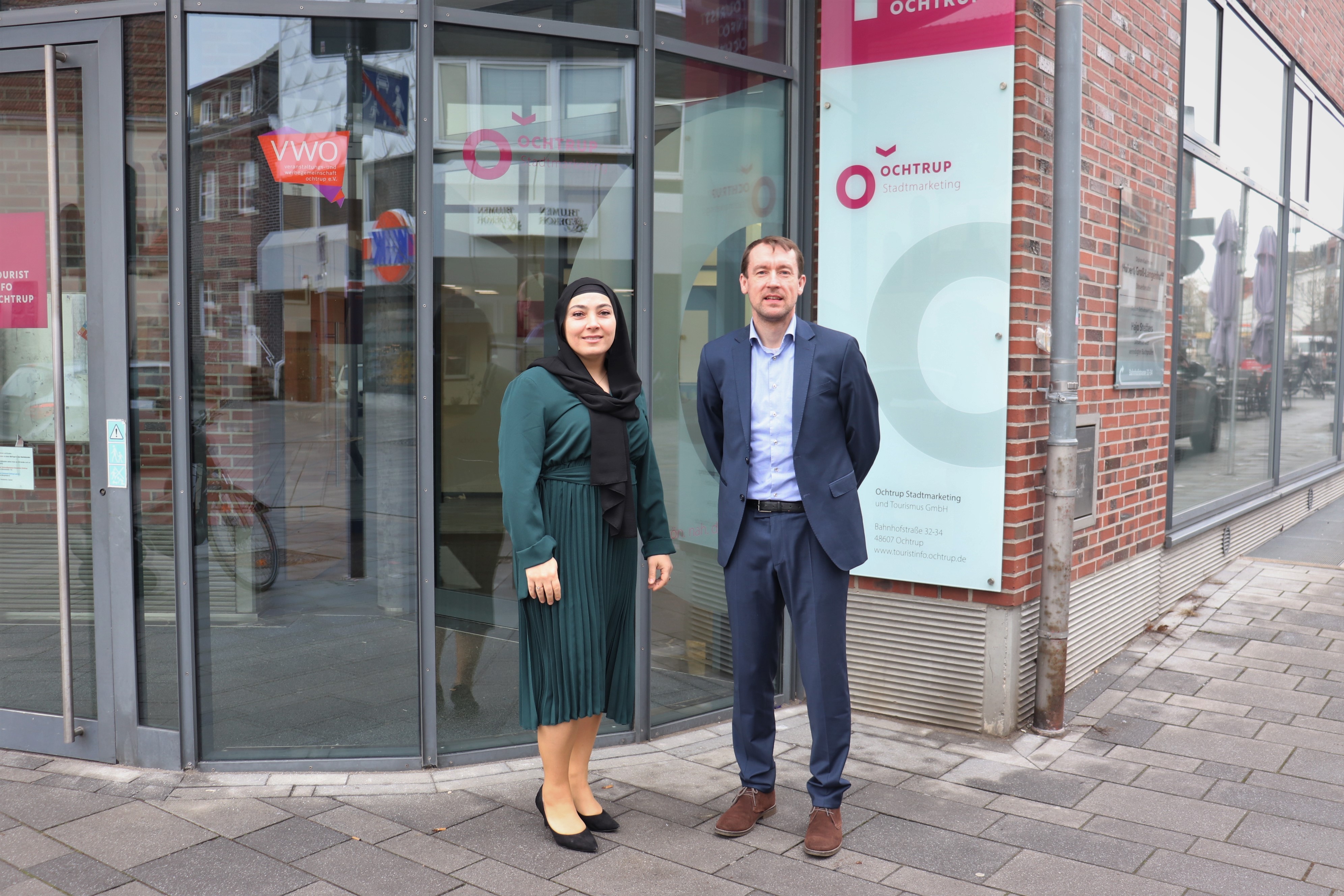 Yasemin Örlü Köksal von der WESt und Wirtschaftsförderer Robert Tausewald vor den Geschäftsräumen der OST