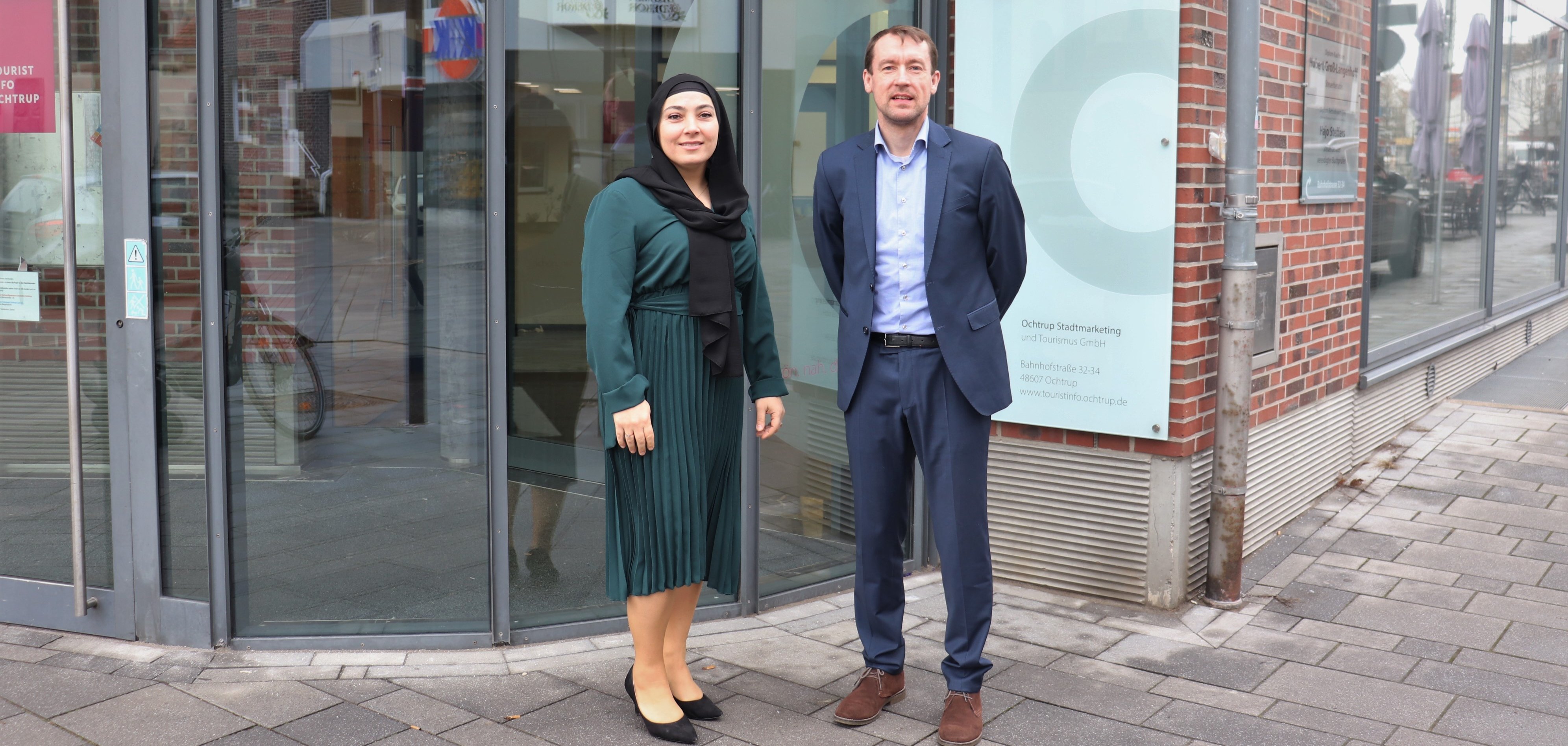 Yasemin Örlü Köksal von der WESt und Wirtschaftsförderer Robert Tausewald vor den Geschäftsräumen der OST