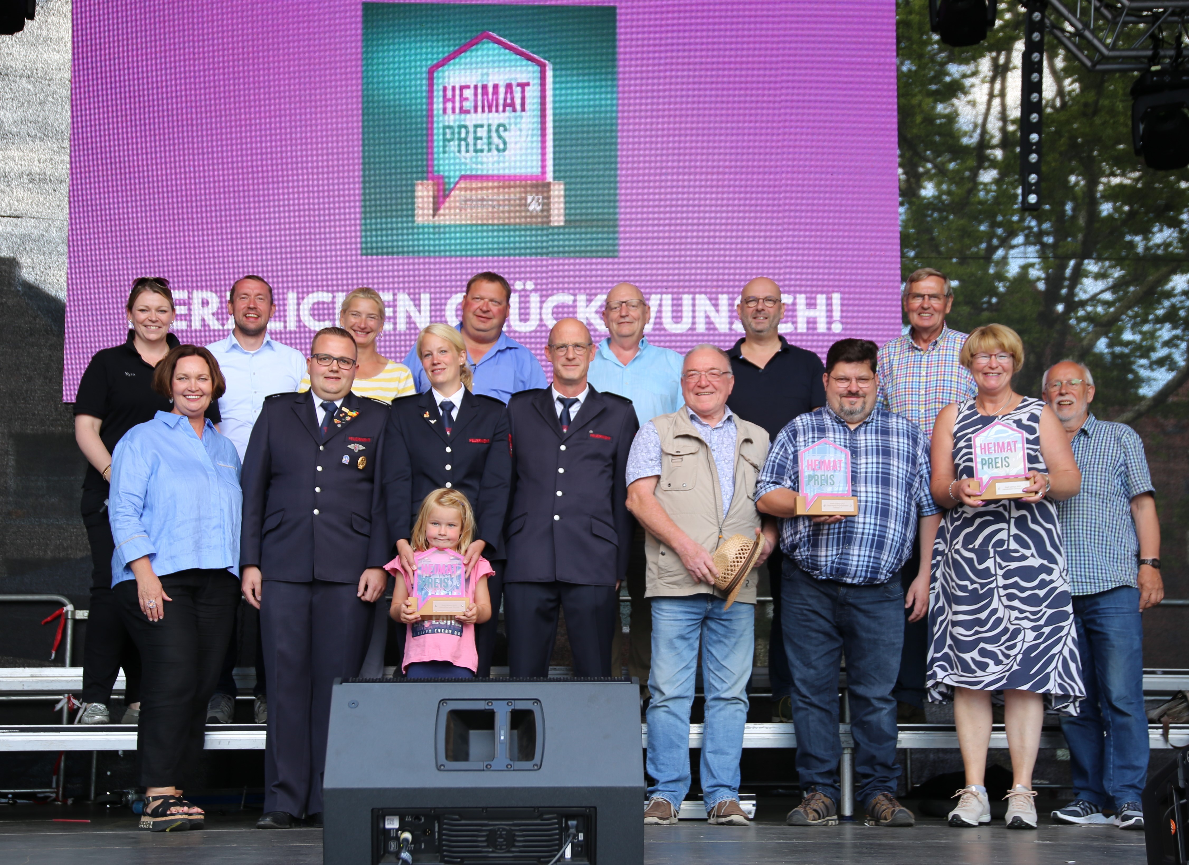 Sie sehen: Bürgermeisterin Christa Lenderich ( vorne links) mi den Vertretern der OST und den Gewinnern des Heimatpreises auf der Bühne.
