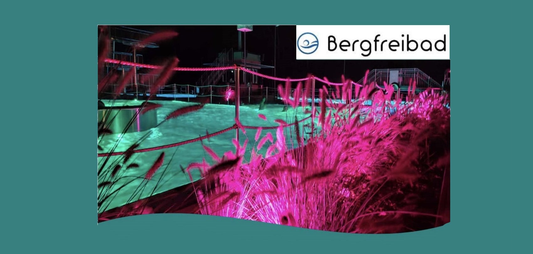 Sie sehen: ein beleuchtetes Schwimmbecken und beleuchtete Anlagen - Foto mit grünem Rahmen