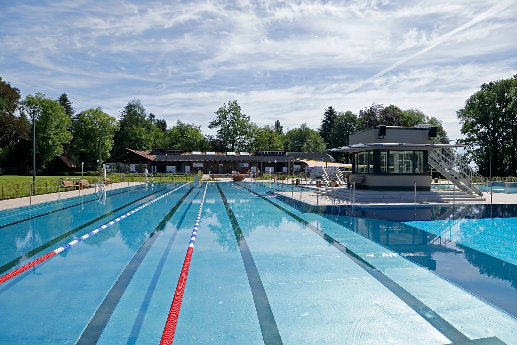 Bahnen im Schwimmerbcken des Bergfreibads