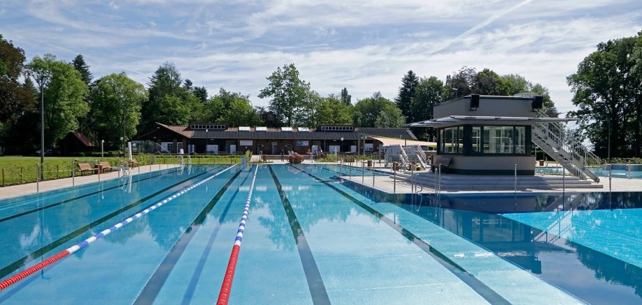 Bahnen im Schwimmerbcken des Bergfreibads