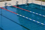 Sie sehen: ein Schwimmbecken mit unterteilten Bahnen