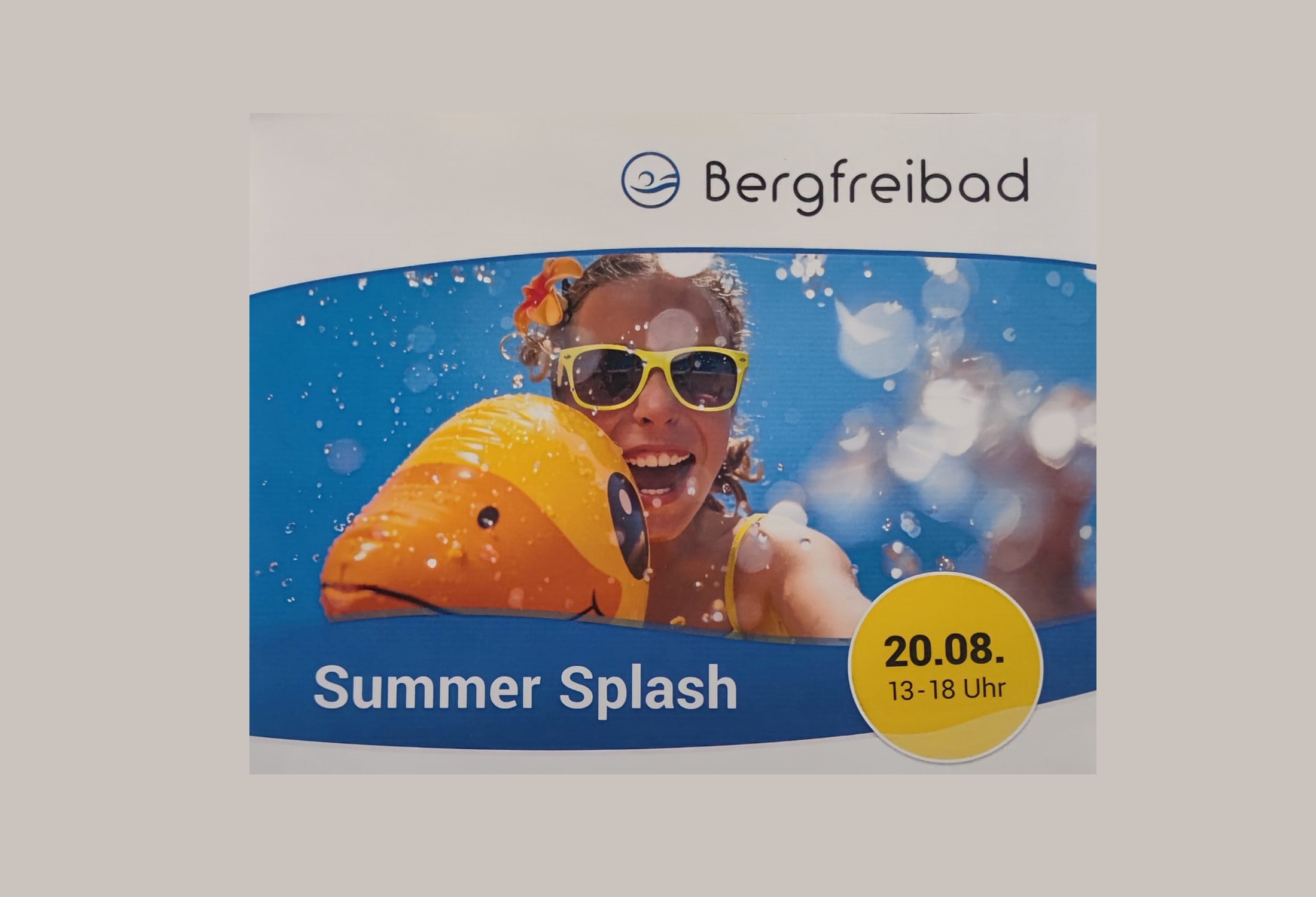 Sie sehen: das Gesicht eines Kindes mit Sonnenbrille und Wasserspielzeug - grauer Rahmen mit Aufschrift